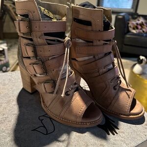 Freebird Braeden Sandals Size 8, Blush